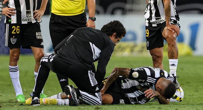 Arana sofreu lesão multiligamentar no joelho esquerdo no jogo contra o RB Bragantino
