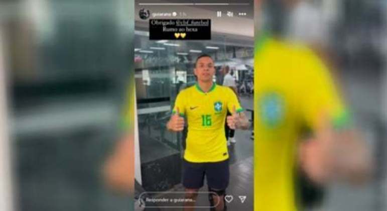 Guilherme Arana recebendo camisa da Seleção