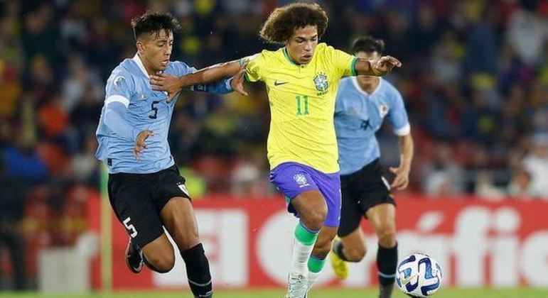 Guilherme Biro em ação contra o Uruguai