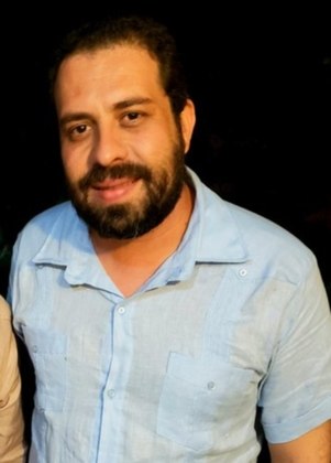 Guilherme Boulos (PSOL)Boulos é candidato do Partido Socialismo e Liberdade à Prefeitura de São Paulo, o paulistano Guilherme Boulos é professor, psicanalista, ativista e formado em filosofia pela USP. Nascido em 1982 e filho de médicos e professores da universidade estadual, atuou ainda jovem no movimento estudantil e hoje é um dos líderes do MST (Movimento dos Trabalhadores Sem Terra) e do MTST (Movimento dos Trabalhadores Sem Teto). Em 2018, aos 35 anos, foi candidato à presidência da República, com a líder indígena Sonia Guajajara como vice da chapa, recebeu 617 mil votos, representando 0,58% do total dos votos válidos