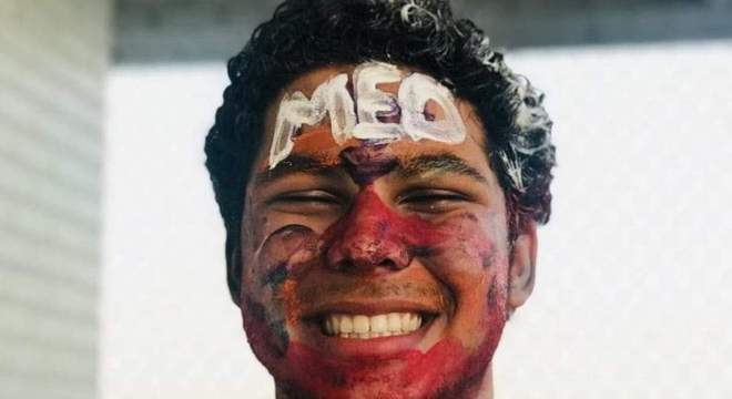 Jovem fez faxina e se dedicou por 2 anos para conseguir uma vaga em medicina