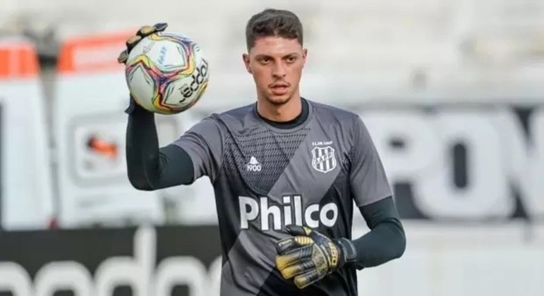 Goleiro Guilherme Nogueira em treinamento pela Ponte Preta na temporada 2021