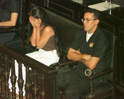 Paula Thomaz se desespera durante seu julgamento, no dia 14 de maio de 1997. Na época em que assassinaram Daniella Perez, Paula estava grávida de Guilherme. Mais tarde, eles se divorciaram