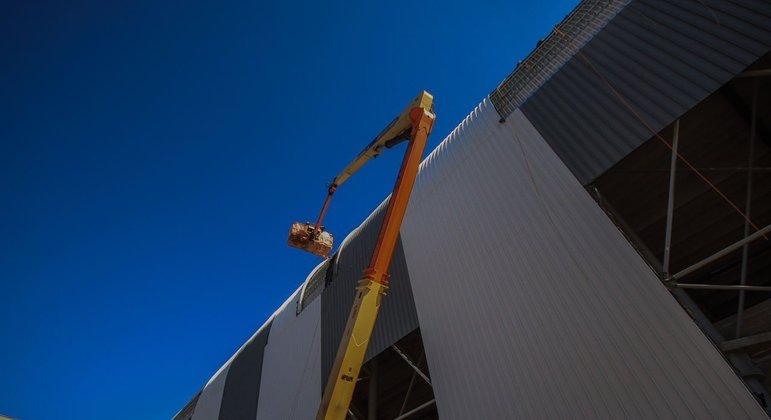 Guindaste fazendo a instalação das telhas laterais da Aerna MRV.