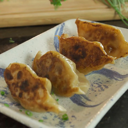 Guioza: tipo de dumpling, “bolinho em inglês”, comumente consumido na  China e em outras partes da Ásia Oriental. Para nós, assemelha-se a um pastelzinho fino vaporizado e recheado com carne moída de porco e/ou vegetais tradicionalmente servido com molho feito de shoyu e óleo de gergelim.