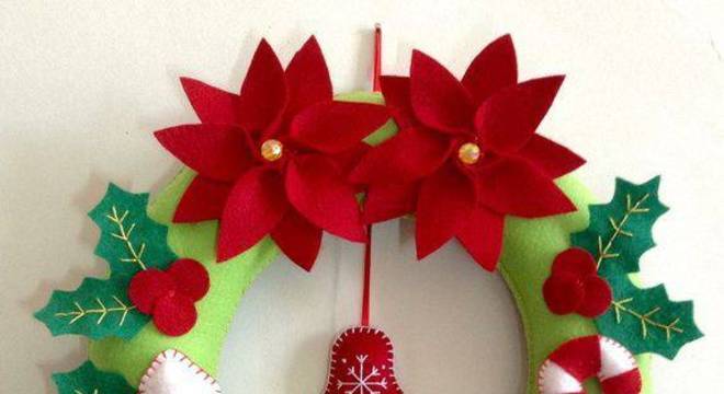Guirlanda de Natal artesanal de feltro tecido