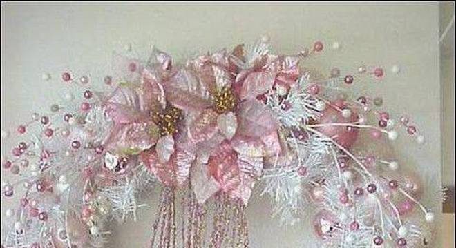 Guirlanda de Natal branca com rosa