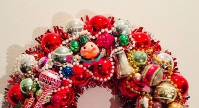 Guirlanda de Natal colorida alegra a porta de entrada