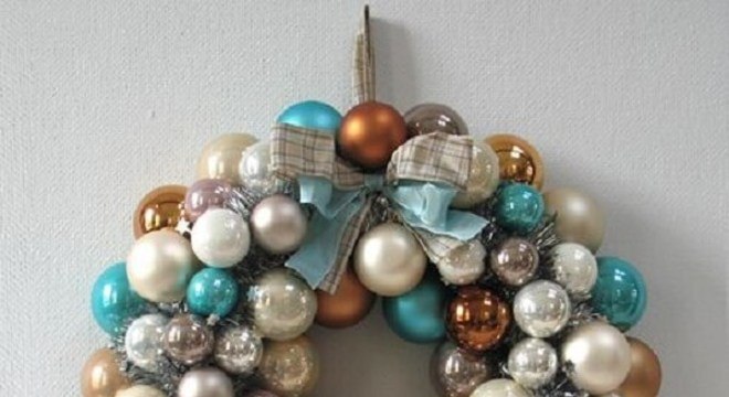Guirlanda de Natal com bolas coloridas