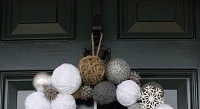 guirlanda de natal com bolas de linha