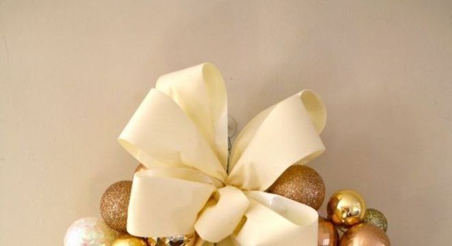 guirlanda de natal com bolas e fita