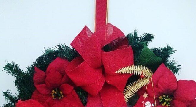 Guirlanda de Natal com flores artificiais