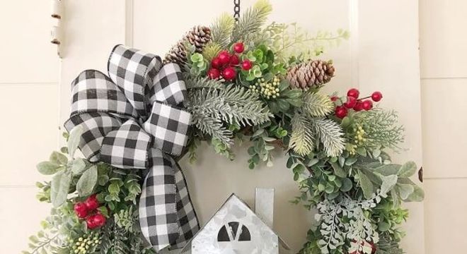 Guirlanda de Natal com flores artificiais e laço estampado
