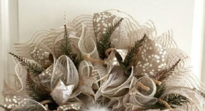 Guirlanda de Natal com flores artificias e detalhes em tom neutro