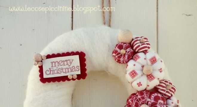 guirlanda de natal com flores de tecido