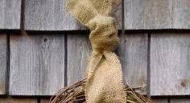 Guirlanda de Natal com galhos e flores