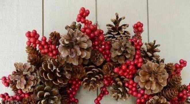 Guirlanda de Natal com pinhas e detalhes vermelhos diy