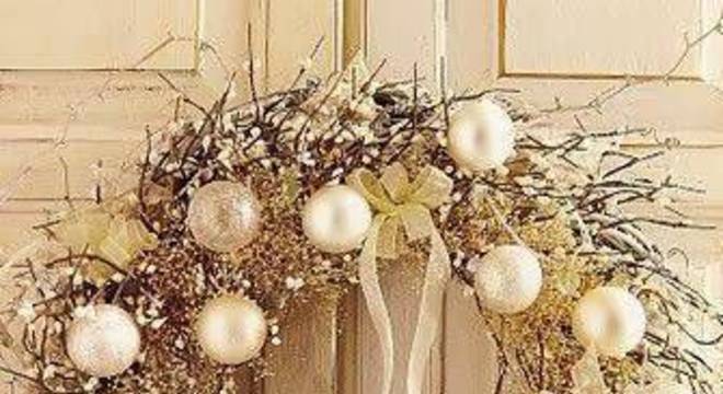 Guirlanda de Natal com ramos dourada