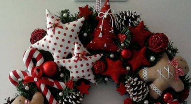 guirlanda de natal com tecido e estrelas