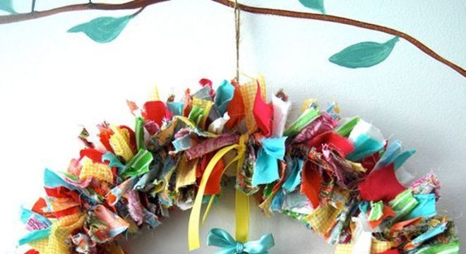 guirlanda de natal com tiras de tecido colorido