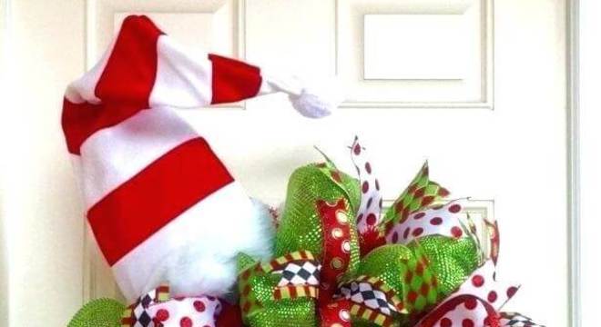 Guirlanda de Natal criativa em tons de vermelho, branco e verde