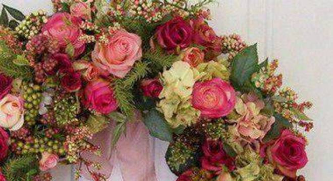 Guirlanda de Natal de flores rosas e vermelhas