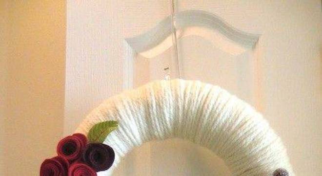 Guirlanda de Natal de linha branca e flores vermelhas