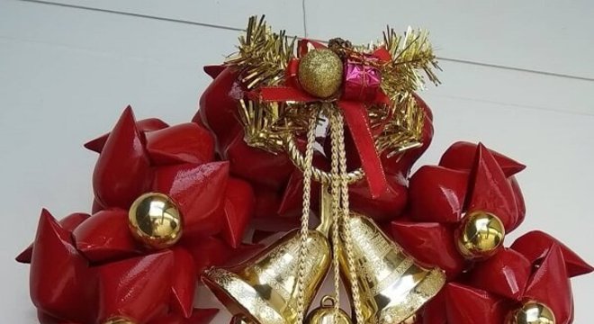 Guirlanda de Natal em vermelho e dourado