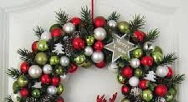 Guirlanda de Natal feita bolinhas e alce vermelho