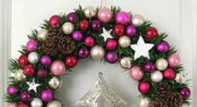 Guirlanda de Natal feita bolinhas e árvore prateada