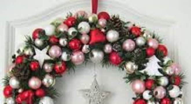 Guirlanda de Natal feita bolinhas e estrela prateada