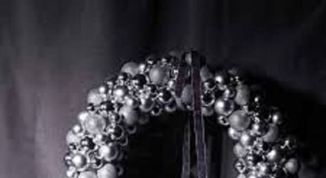 Guirlanda de Natal feita bolinhas em tom prata