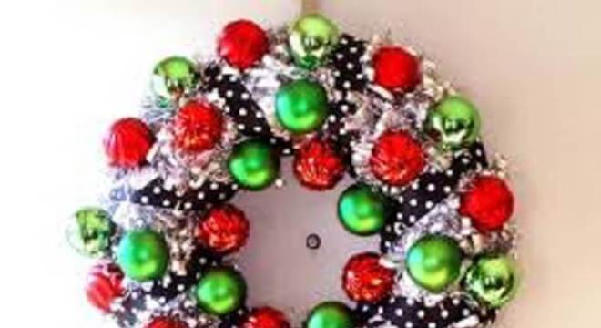 Guirlanda de Natal feita com bolas coloridas