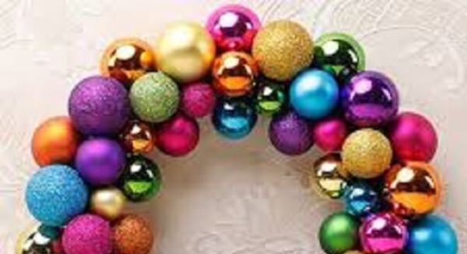 Guirlanda de Natal feita com bolas coloridas