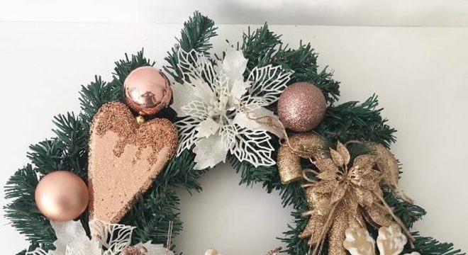 Guirlanda de Natal feita com bolas e flores artificiais