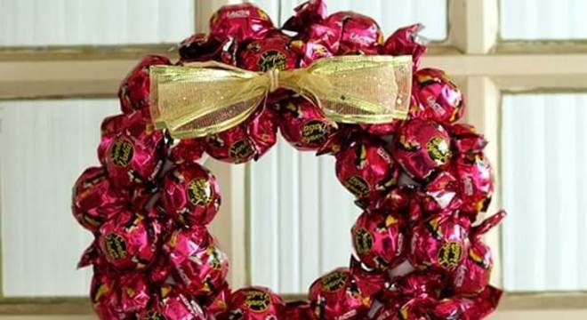 Guirlanda de natal feita com bombons de chocolate