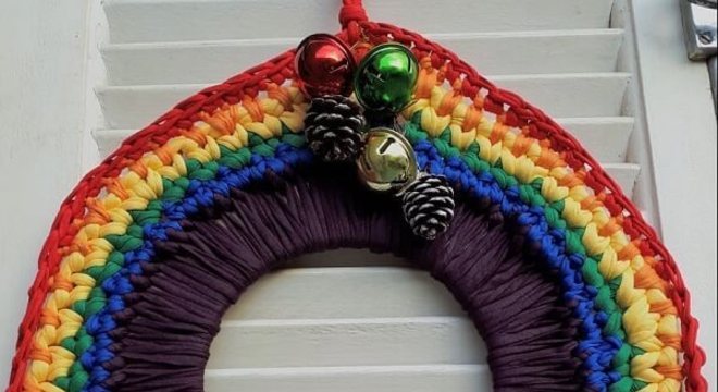 Guirlanda de Natal feita com crochê