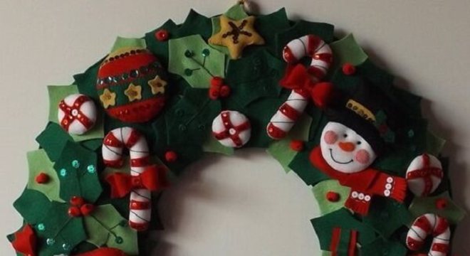 Guirlanda de Natal feita com detalhes em feltro