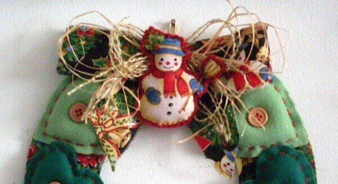 Guirlanda de Natal feita com detalhes em feltro