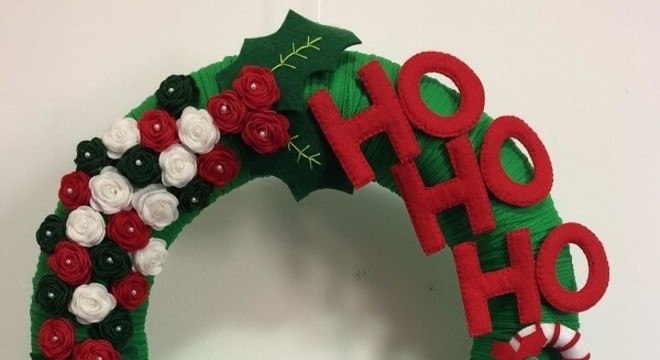 Guirlanda de Natal feita com detalhes em feltro