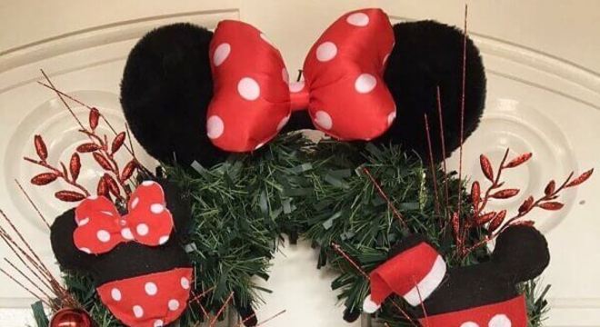 Guirlanda de Natal feita com elementos da Disney