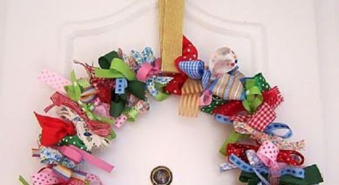 Guirlanda de Natal feita com fitas coloridas