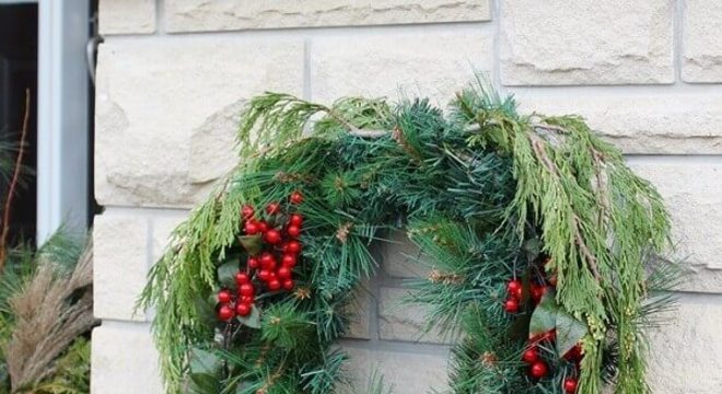 Guirlanda de Natal feita com flores artificiais