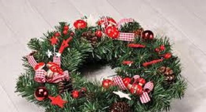 Guirlanda de Natal feita com flores artificiais