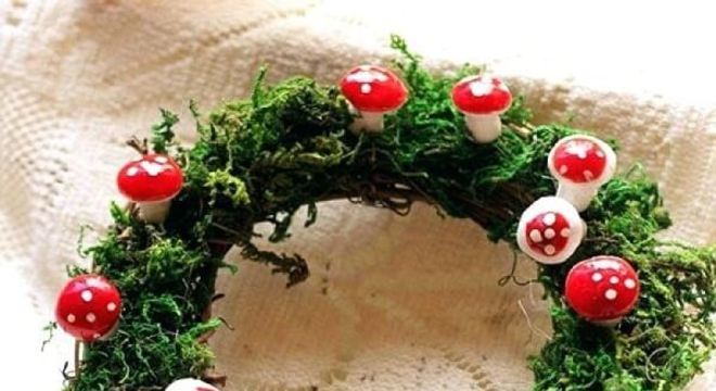 Guirlanda de Natal feita com flores artificiais e cogumelos