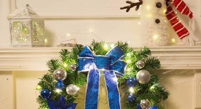 Guirlanda de Natal feita com flores artificiais e detalhes em azul