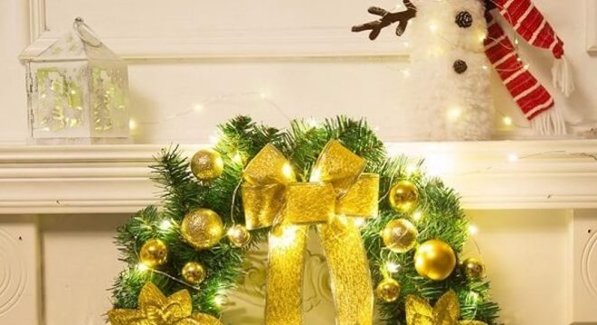 Guirlanda de Natal feita com flores artificiais e detalhes em dourado