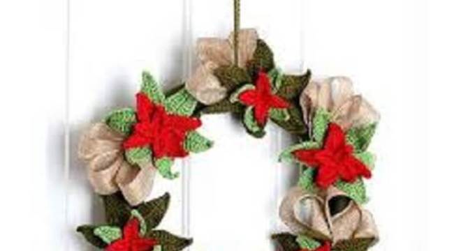 Guirlanda de Natal feita com flores de crochê