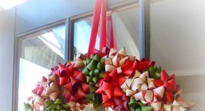 Guirlanda de Natal feita com flores de fitas