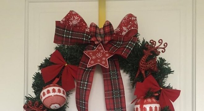 Guirlanda de Natal feita com laços, bolas e flores artificiais